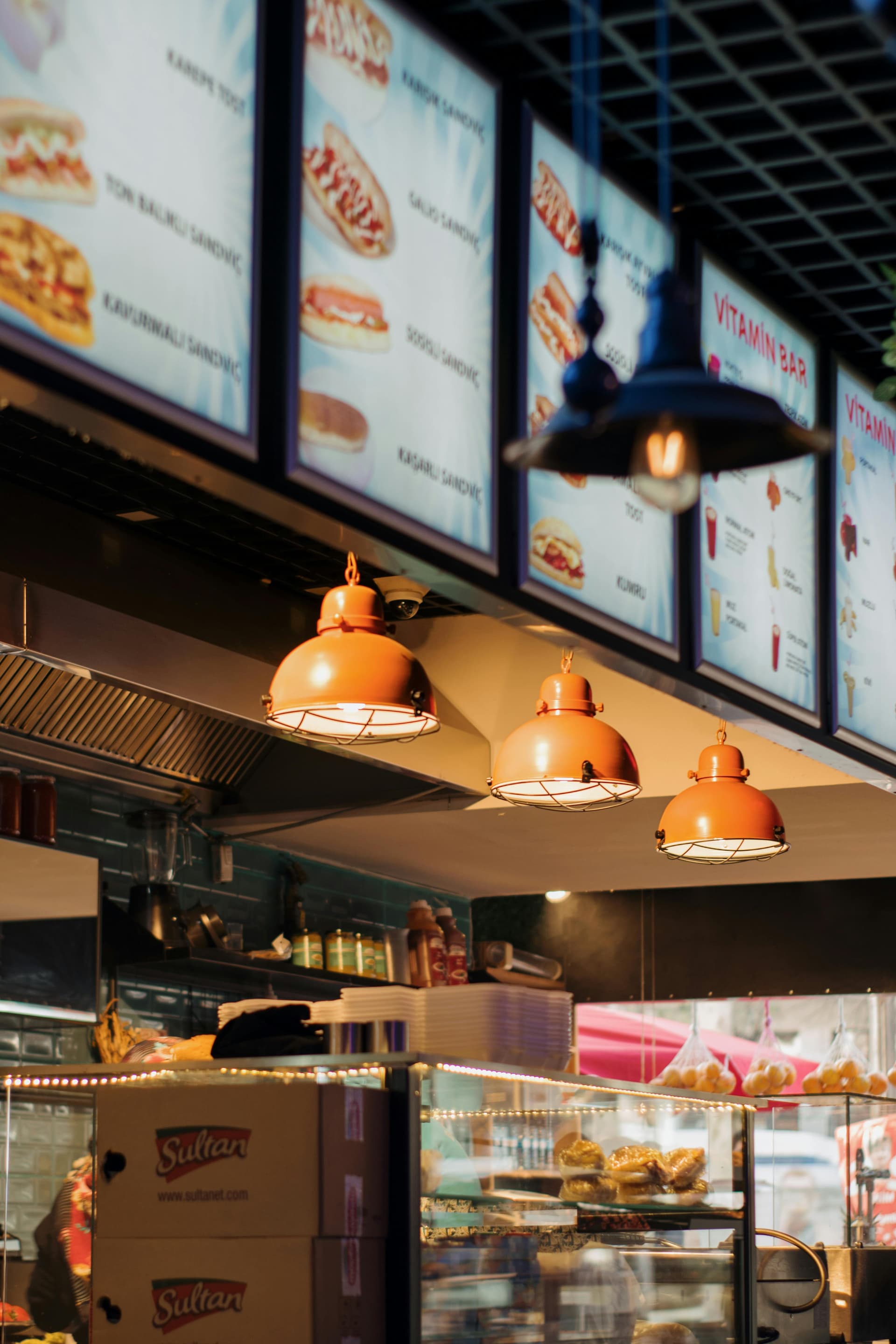Misafirlerin dijital menü üzerinden keyifli bir şekilde sipariş verdiği, modern ve şık bir restoran ortamı.