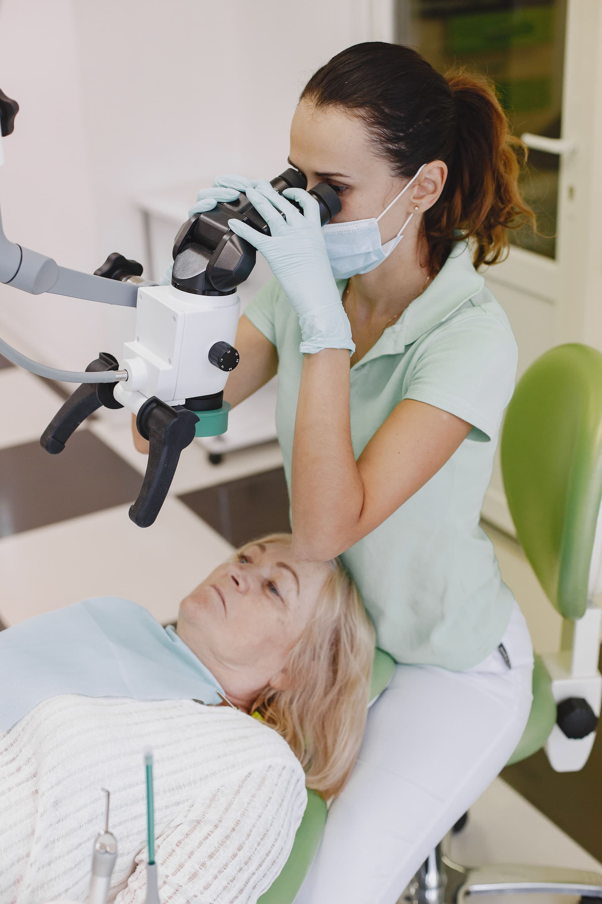 Digitale Terminsysteme in modernen Zahnkliniken professionalisieren den Patientenempfangsprozess.